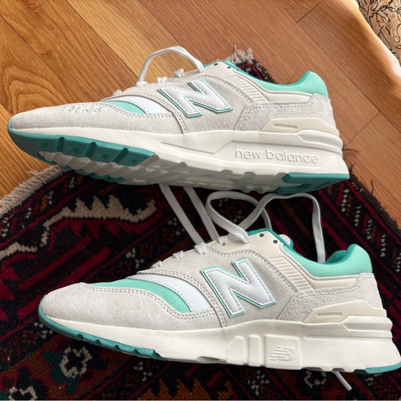 FIGS | New Balance 997H Women's Mint and White Sneakers - Picture 4 of 8
